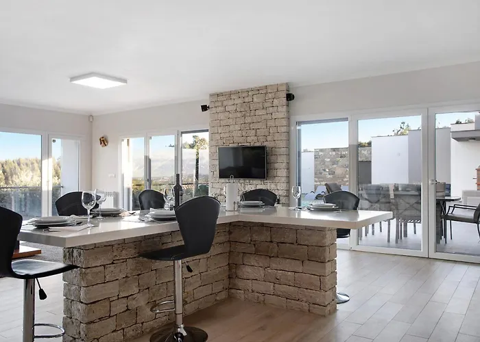 Colina Villa Salir de Matos